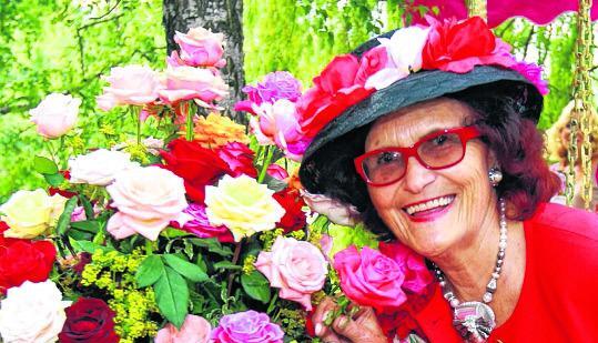 Else W&ouml;rner aus Neckarwestheim f&uuml;hlt sich sichtlich wohl beim Rosenmarkt.
