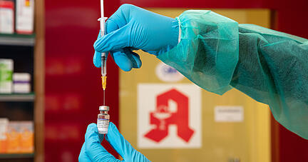 Auch in Apotheken können sich Menschen gegen das Coronavirus impfen lassen. Foto: dpa
