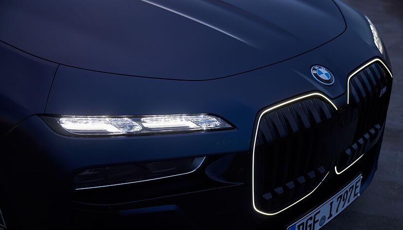 Oben im flachen Bereich des BMW-Scheinwerfers sitzen Tagfahrlicht, Positionslicht und Blinker. Abblendlicht und Fernlicht sind unten verbaut.