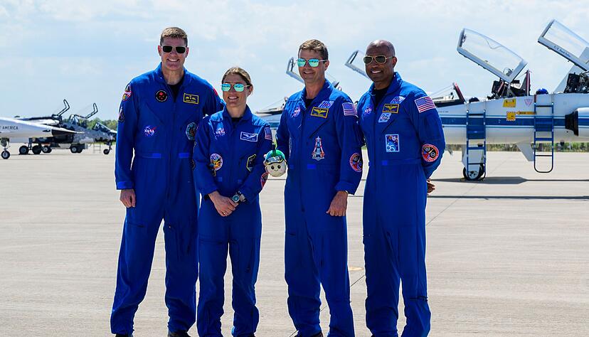 Die Crew ist am Weltraumbahnhof angekommen.