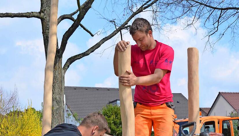 Am Spielplatz: Michael Mlynczak (links) und Rene Tietze montieren einen Steg.