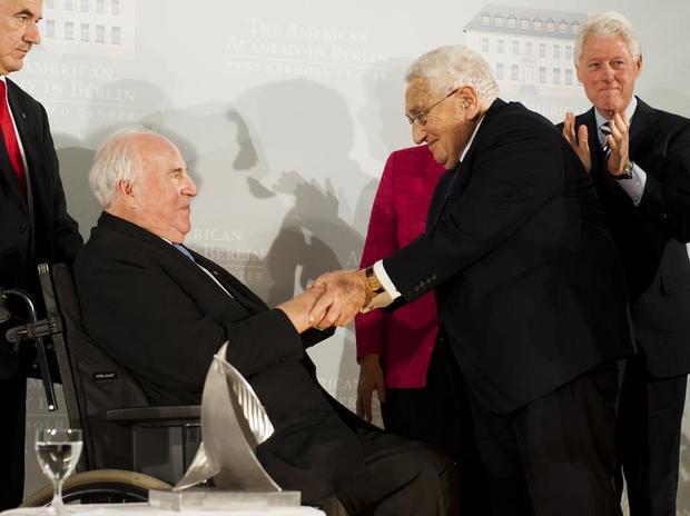 Der ehemalige US-amerikanische Außenminister Henry Kissinger (2. v. r.) gratuliert Altkanzler Helmut Kohl (l.) zum Henry-A.-Kissinger-Preis. Auch Ex-US-Präsident Bill Clinton (r.) applaudiert.