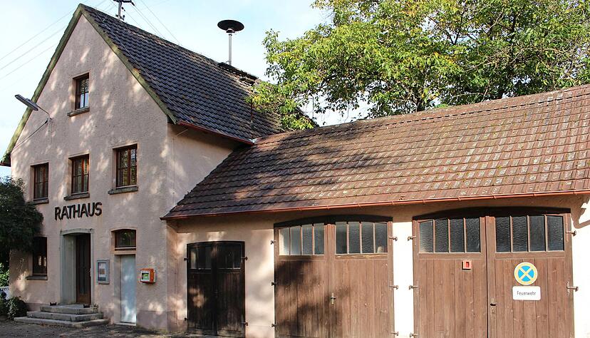 Mit gerade einmal neun Mitgliedern ist die Feuerwehr-Abteilung Me&szlig;bach die kleinste in der Gemeinde. Ihre Habseligkeiten bewahrt sie in dieser Garage auf.