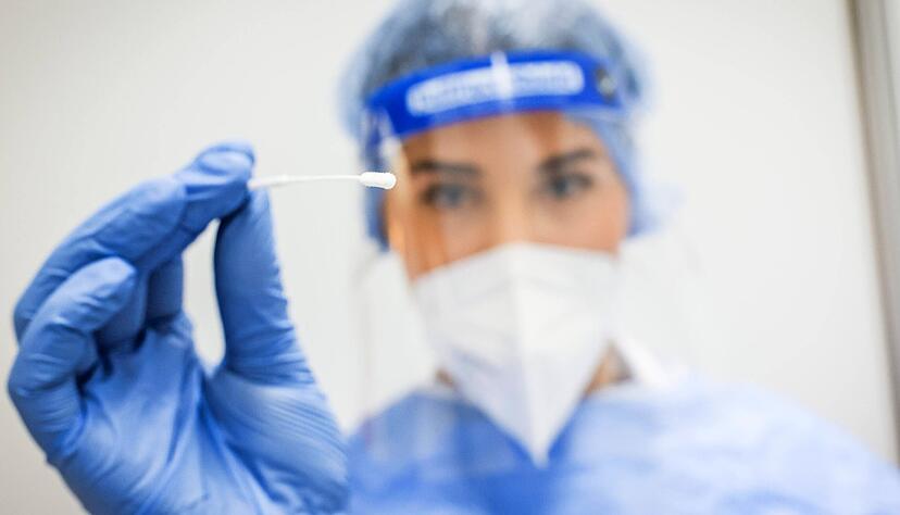 Geimpfte und genesene Mitarbeiter an Kliniken und in Praxen täglich testen? Macht keinen Sinn, sagen Ärzte und Klinikvertreter. Foto: dpa