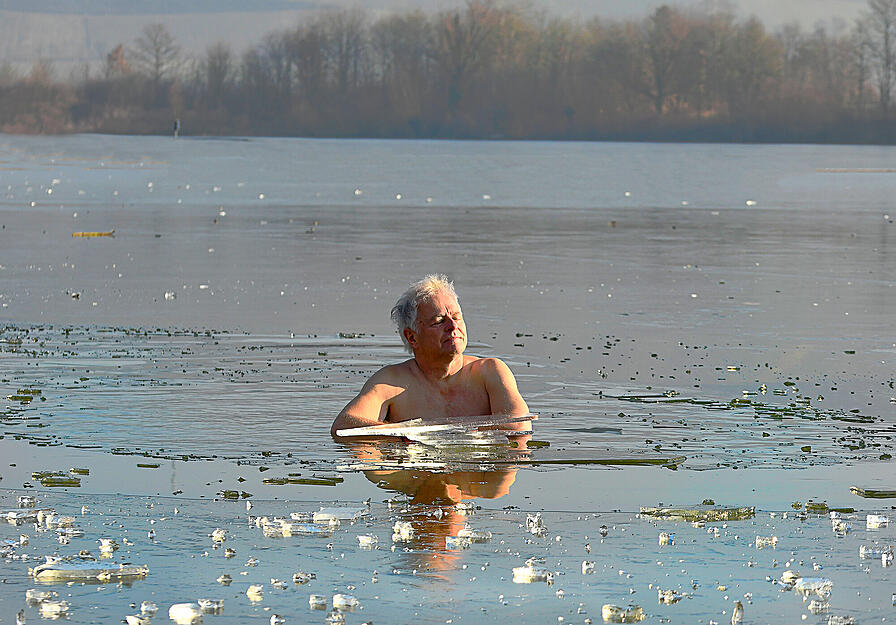 Das hält hartgesottene Seebesucher nicht davon ab, ein Bad zu nehmen. Das hält hartgesottene Seebesucher nicht davon ab, ein Bad zu nehmen.