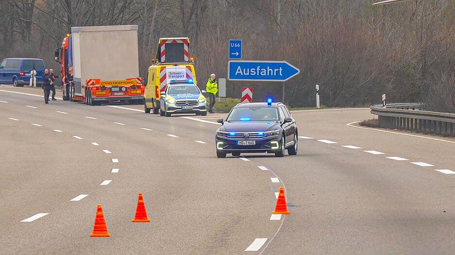 Die Polizei sperrte alle Fahrbahnen in Richtung Mannheim. Am Nachmittag hat sich ein langer Stau gebildet. Auch auf den Umleitungsstrecken kommt es zu größeren Verkehrsbehinderungen.