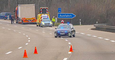 Die Polizei sperrte alle Fahrbahnen in Richtung Mannheim. Am Nachmittag hat sich ein langer Stau gebildet. Auch auf den Umleitungsstrecken kommt es zu größeren Verkehrsbehinderungen. Die Polizei sperrte alle Fahrbahnen in Richtung Mannheim. Am Nachmittag hat sich ein langer Stau gebildet. Auch auf den Umleitungsstrecken kommt es zu größeren Verkehrsbehinderungen.