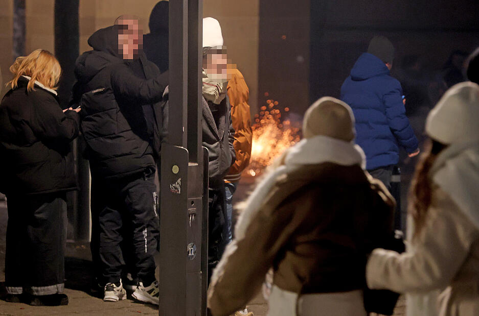 Etwa eine halbe Stunde lang herrschten dort chaotische Verhältnisse. Etwa eine halbe Stunde lang herrschten dort chaotische Verhältnisse.