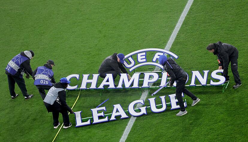 Helfer bauen das Logo der Champions League auf.