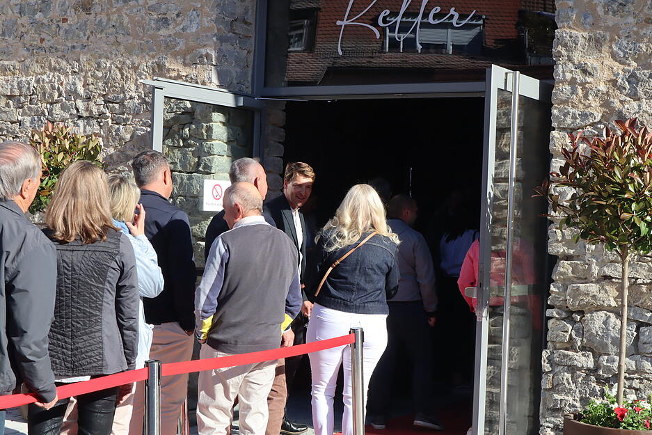 Zahlreiche G&auml;ste feiern die Einweihung.