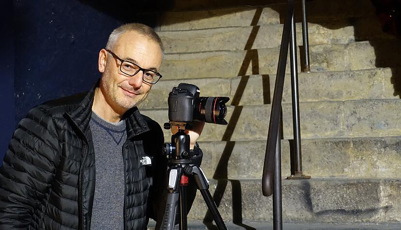 Michael Scheerle mit seinem Handwerkszeug, einer Canon-Spiegelreflexkamera und Stativ. Foto: Christian Gleichauf Michael Scheerle mit seinem Handwerkszeug, einer Canon-Spiegelreflexkamera und Stativ. Foto: Christian Gleichauf