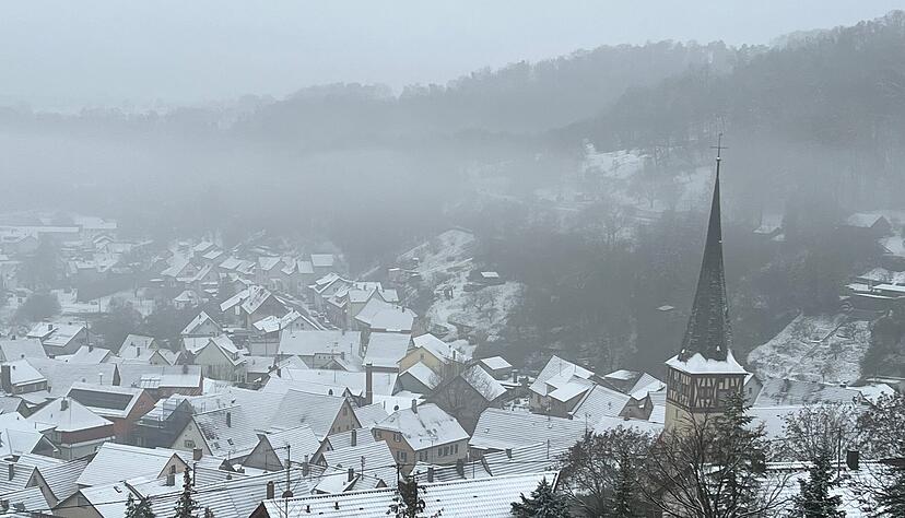 Blick auf Roigheim im winterlichen Gewand. In der Nacht hat es in der Gemeinde geschneit.