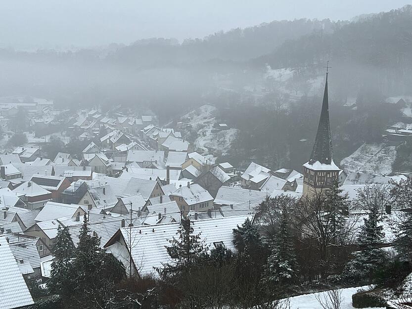 Blick auf Roigheim im winterlichen Gewand. In der Nacht hat es in der Gemeinde geschneit.