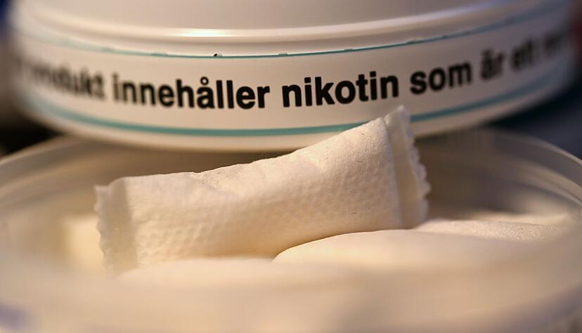 Zwei Dosen mit Nikotinbeuteln mit schwedischen Warnhinweisen - im Internet zu kaufen, in deutschen Gesch&auml;ften nicht.