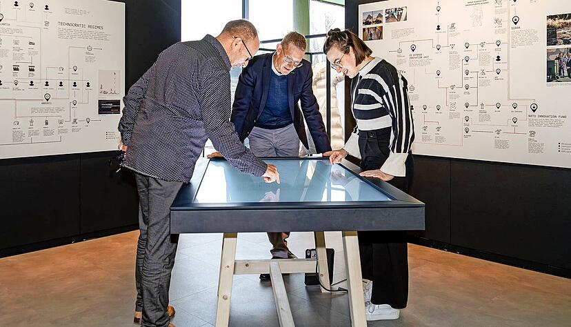 Die &bdquo;AI War Cloud Database&ldquo; von Sarah Ciston will f&uuml;r Zusammenh&auml;nge in der KI-Entwicklung sensibilisieren.