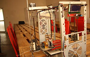Einer der 3D-Drucker aus recycelten Computern steht im WoeLab.