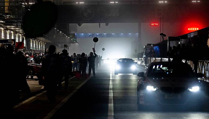 Zum insgesamt neunten Mal in seiner 52-jährigen Geschichte ist ein 24-Stunden-Rennen am Nürburgring wegen des Wetters unterbrochen worden. Am späten Samstagabend kehrte das Feld im Nebel geschlossen an die Box zurück. Zum insgesamt neunten Mal in seiner 52-jährigen Geschichte ist ein 24-Stunden-Rennen am Nürburgring wegen des Wetters unterbrochen worden. Am späten Samstagabend kehrte das Feld im Nebel geschlossen an die Box zurück.