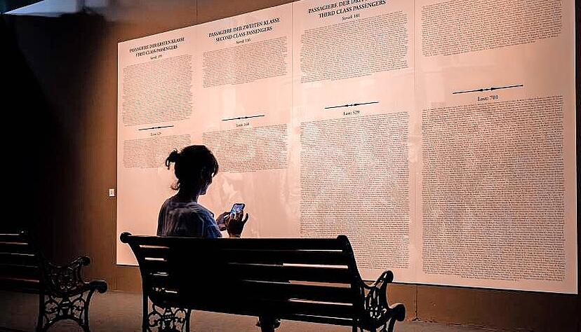 An einer Schautafel sind alle Passagiere der Titanic aufgef&uuml;hrt &ndash; und alle Menschen, die beim Ungl&uuml;ck ums Leben kamen.