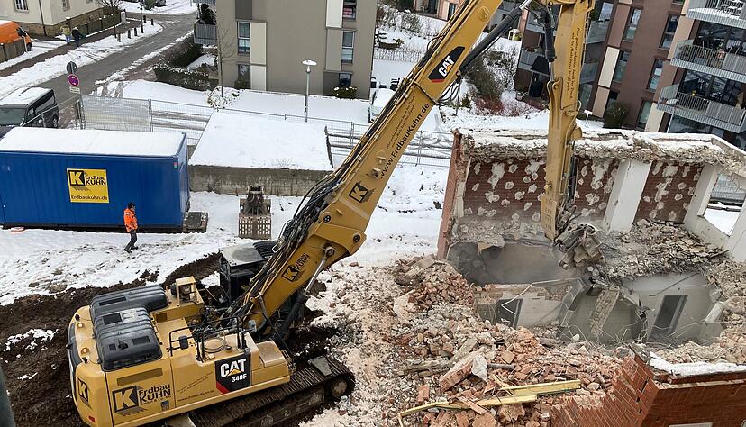 Ein Longfront-Bagger ist beim Abriss des fr&uuml;heren Curata-Pflegeheims in der Waldstra&szlig;e in Bad Rappenau im Einsatz. Das Hauptgeb&auml;ude, von dem aus das Foto entstand, ist in den kommenden Tagen dran.
Fotos: Adrian Hoffmann