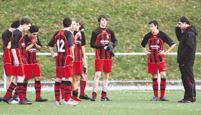 Allzu oft werden sie so nicht mehr zusammenstehen: Henrik Arnold (rechts), Trainer der B-Junioren, betreut ab n&auml;chster Saison die U23 des VfB Eppingen.Foto: Klaus Kr&uuml;ger