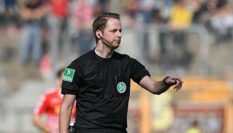 Schiedsrichter Thomsen hat die deutlichen Vorwürfe von Paderborns Geschäftsführer Sport Przondziono zurückgewiesen. Schiedsrichter Thomsen hat die deutlichen Vorwürfe von Paderborns Geschäftsführer Sport Przondziono zurückgewiesen.