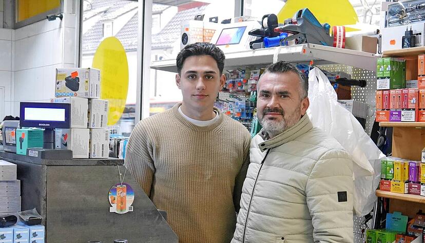 Eingespieltes Team mit Herzblut für den Beilsteiner Schnäppchenmarkt: Inhaber Yasin Sahan mit seinem Sohn Mehmet.  Sie sind stets für ihre Kunden da.
Foto: Cuprakowa Eingespieltes Team mit Herzblut für den Beilsteiner Schnäppchenmarkt: Inhaber Yasin Sahan mit seinem Sohn Mehmet.  Sie sind stets für ihre Kunden da.
Foto: Cuprakowa