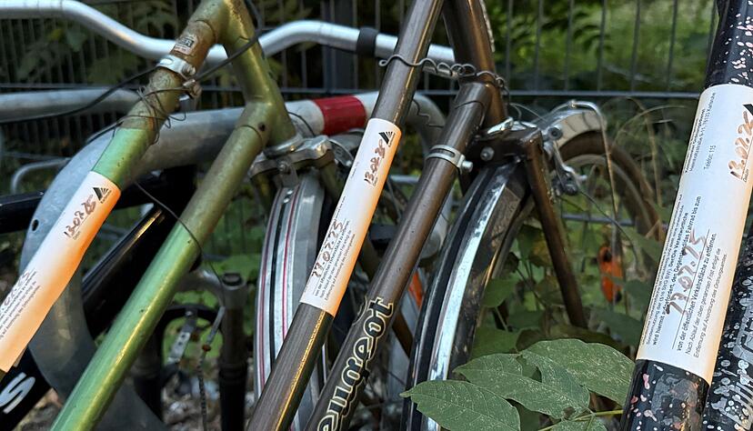 Den Besitzern von Fahrr&auml;dern, die Kontrolleure mit Aufklebern versehen, wird eine Frist gesetzt.