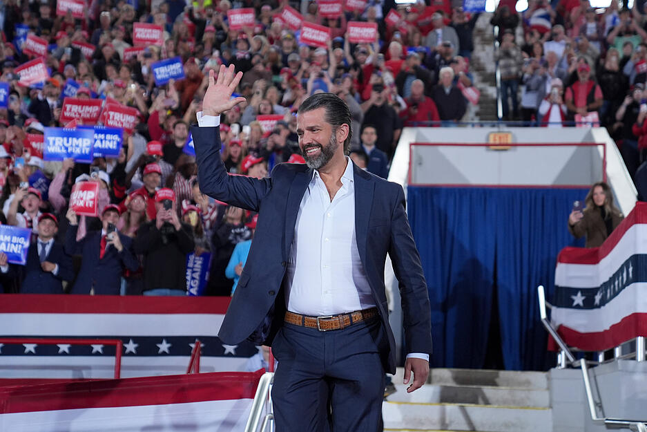 04.11.2024, USA, Raleigh: Donald Trump, Jr. spricht während einer Wahlkampfveranstaltung seinens Vaters, des ehemaligen US-Präsidenten Donald Trump, in der J.S. Dorton Arena
