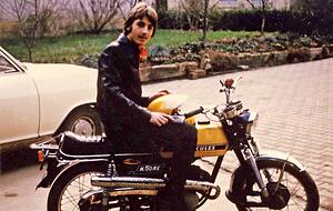 1975: Im Hof des elterlichen Anwesens in Adelshofen sitzt Jürgen Koegel stolz auf einer Herkules RE.Fotos: privat