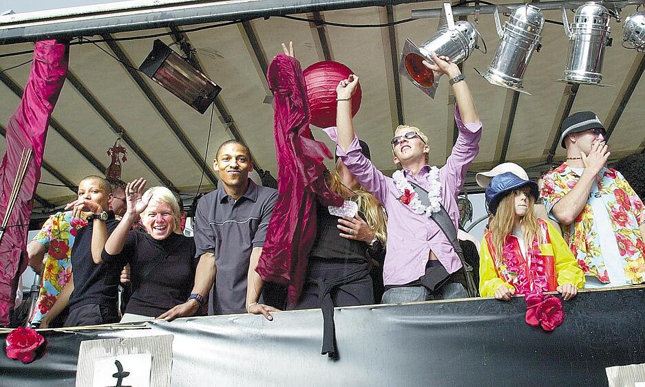 Im Juli 2000 schlängelt sich die Parade mit 16 Trucks und rund 12 000 ausgelassen ravenden Techno-Freaks, begleitet von heißen Beats durch Heilbronn. Vier Stunden bewegt sie die dritte House-Parade von der Allee bis zur Austraße.