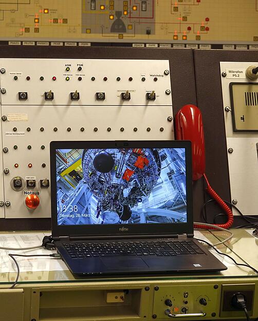 Der Not-Aus-Knopf im Kontrollraum M8, von dem aus die Tests der Ariane-6-Oberstufe überwacht werden. Der Not-Aus-Knopf im Kontrollraum M8, von dem aus die Tests der Ariane-6-Oberstufe überwacht werden.