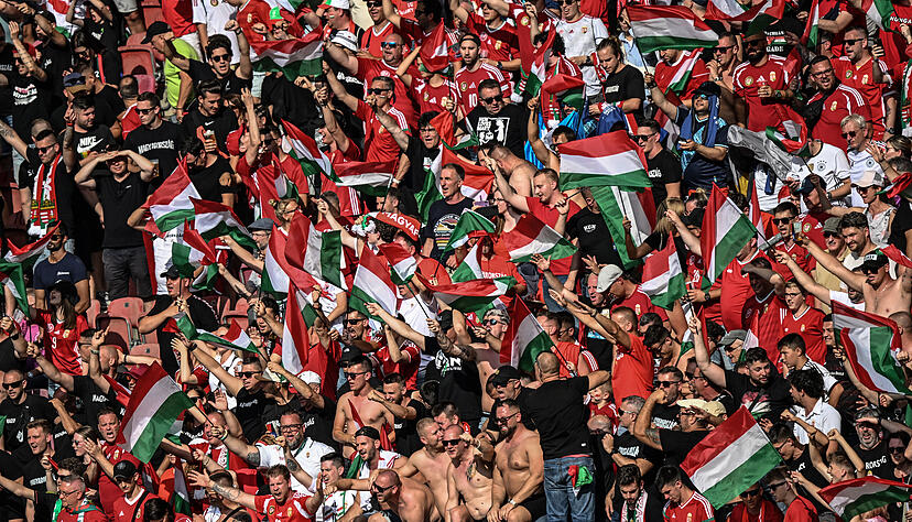 Ungarische Fans in Stuttgart. Auf dem Weg zum Stadion sangen die Fans das umstrittene Lied "L'Amour Toujours".
