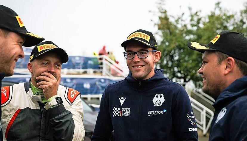 Gut gelaunt und bestens vorbereitet starten René Noller (Zweiter von rechts) und Co-Pilot Stephan Schneeweiß (Dritter von rechts) in ihr ERT-Abenteuer.
