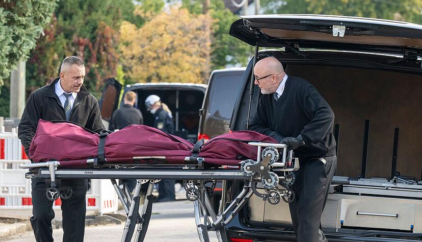 Am Tag nach dem Gro&szlig;brand wurde eine Leiche aus dem Haus geborgen. (Archivbild)