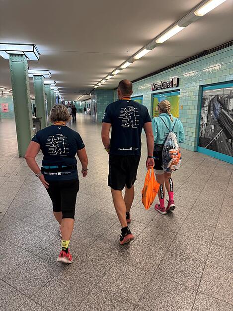 Christina Schweikert, Sebastian Hammer und Stefanie von Olnhausen auf dem Weg zurück uns Hotel über die U-Bahn-Station Bundestag. Jeder Meter schmerzt.
