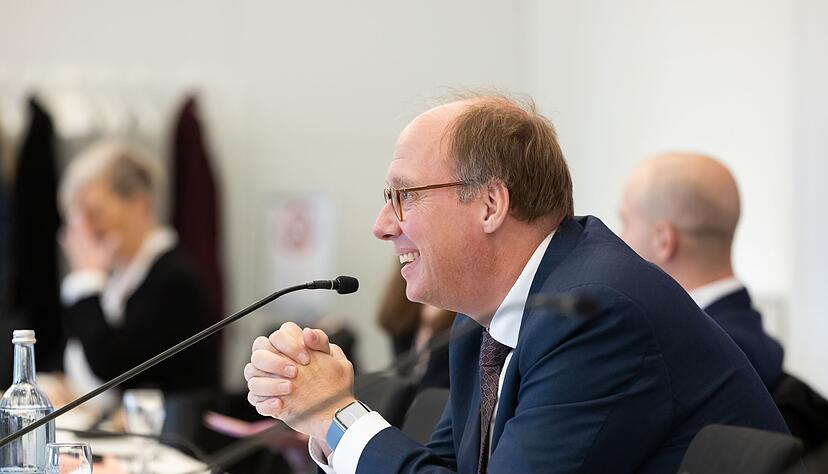 Am Nachmittag trat der Kanzleramtschef von Schröders Nachfolgerin Angela Merkel, Helge Braun, in den Zeugenstand des Untersuchungsausschusses. Am Nachmittag trat der Kanzleramtschef von Schröders Nachfolgerin Angela Merkel, Helge Braun, in den Zeugenstand des Untersuchungsausschusses.