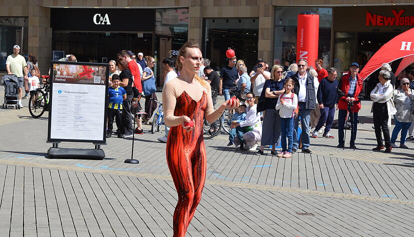 Verena Rau aus Karlsruhe bietet eine Mischung aus Geschichtenerz&auml;hlen, Gesang und Jonglage rund um den Feuervogel Phoenix.