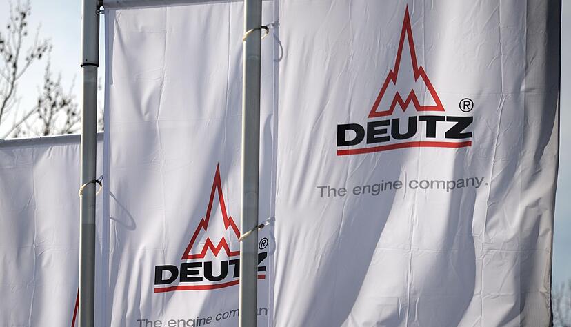 Deutz-Fahnen im Wind - über ihnen am Himmel fliegen bald vielleicht Drohnen, die Komponenten aus firmeneigener Produktion enthalten. Deutz-Fahnen im Wind - über ihnen am Himmel fliegen bald vielleicht Drohnen, die Komponenten aus firmeneigener Produktion enthalten.