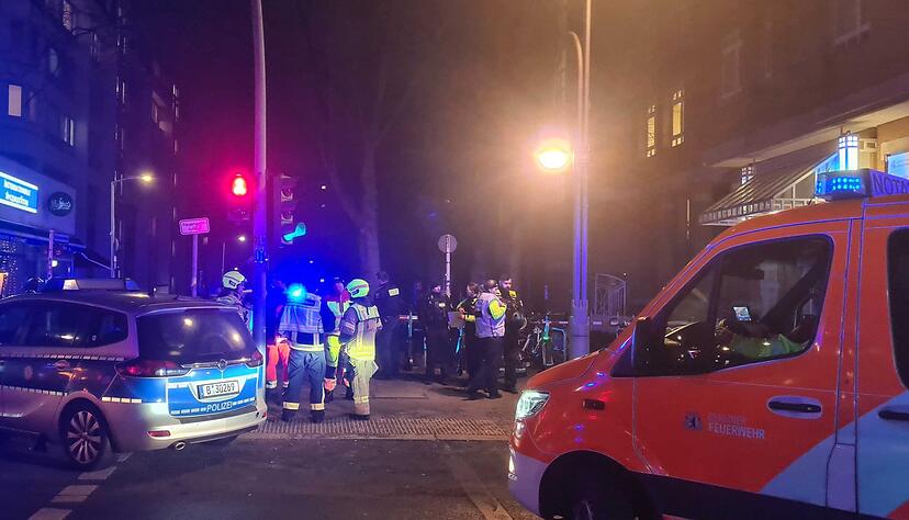 In einer Wohnung in der Wichmannstraße sind am Sonntagabend mehrere Menschen durch Schüsse verletzt worden. In einer Wohnung in der Wichmannstraße sind am Sonntagabend mehrere Menschen durch Schüsse verletzt worden.