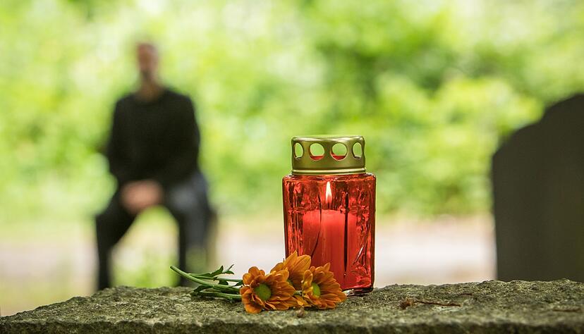 Wie tief und wie lange jemand nach dem Tod eines wichtigen Menschen trauert, ist sehr individuell.