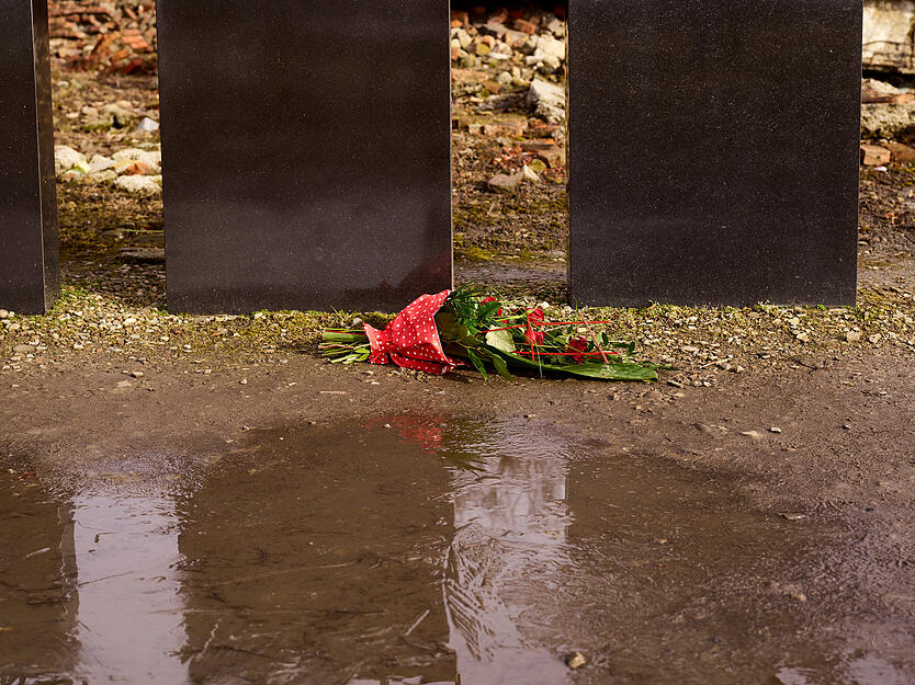 Noch heute nehmen Besucher des Gedenkorts Anteil am Schicksal der Gefangenen und Get&ouml;teten in Auschwitz-Birkenau.