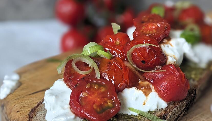 Buongiorno! Dieses Brot mit Burrata, Tomaten und Pesto verleiht nicht nur dem Frühstück einen Hauch von Italien. Buongiorno! Dieses Brot mit Burrata, Tomaten und Pesto verleiht nicht nur dem Frühstück einen Hauch von Italien.