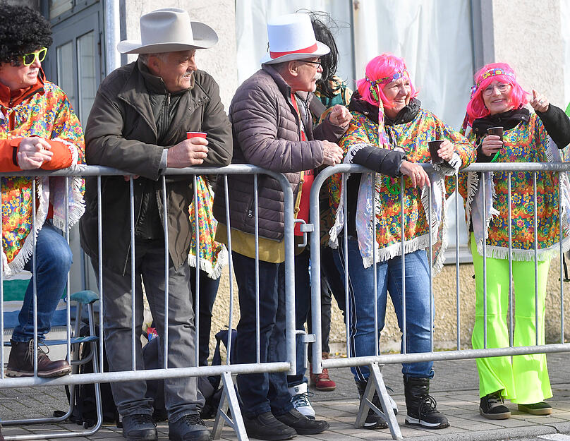 Entlang der Umzugsstrecke verfolgen zahlreiche Zuschauer das Spektakel.
