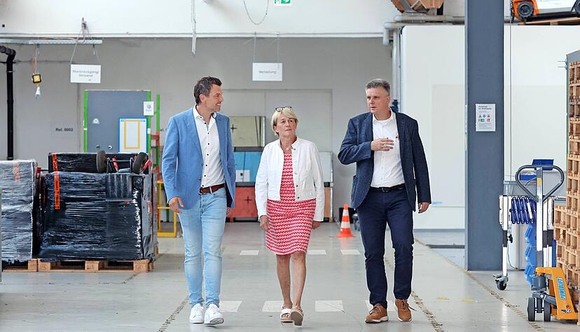 Fühlen sich vom Bund im Regen stehengelassen: Gerald Bürkert (von links), Dagmar Lägler und Frank Hanser in der fast leeren Lager-Logistik-Halle des Bildungsparks. Fühlen sich vom Bund im Regen stehengelassen: Gerald Bürkert (von links), Dagmar Lägler und Frank Hanser in der fast leeren Lager-Logistik-Halle des Bildungsparks.