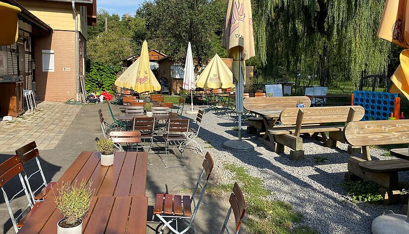 Im Biergarten Schozach Bahnhöfle hört man die Schozach plätschern. Im Biergarten Schozach Bahnhöfle hört man die Schozach plätschern.