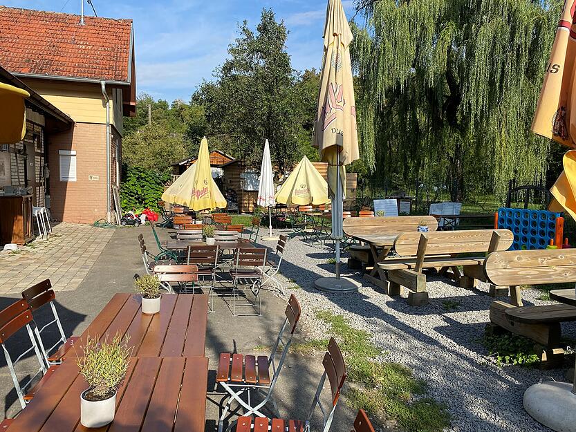 Im Biergarten Schozach Bahnhöfle hört man die Schozach plätschern.