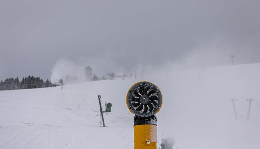 Zur Not halfen Maschinen Frau Holle. (Archivfoto) Zur Not halfen Maschinen Frau Holle. (Archivfoto)