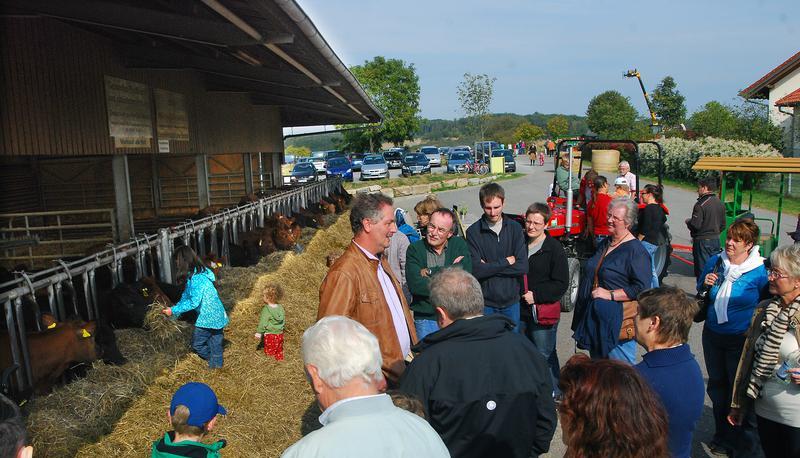 Landwirt MIchael Sch&auml;fer (links) zeigte den Besuchern der Gl&auml;sernen Produktion seinen Bio-Hof. Die Besucher hatten viele Fragen zur Tierhaltung.
Foto: Rudolf Landauer