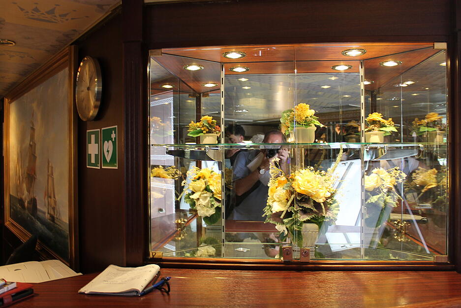 Das Hotelschiff hat seinen Kreuzfahrtcharme erhalten, dem Interieur mit vielen Schnörkeln an Lampen und Decken sei dank. Das Hotelschiff hat seinen Kreuzfahrtcharme erhalten, dem Interieur mit vielen Schnörkeln an Lampen und Decken sei dank.