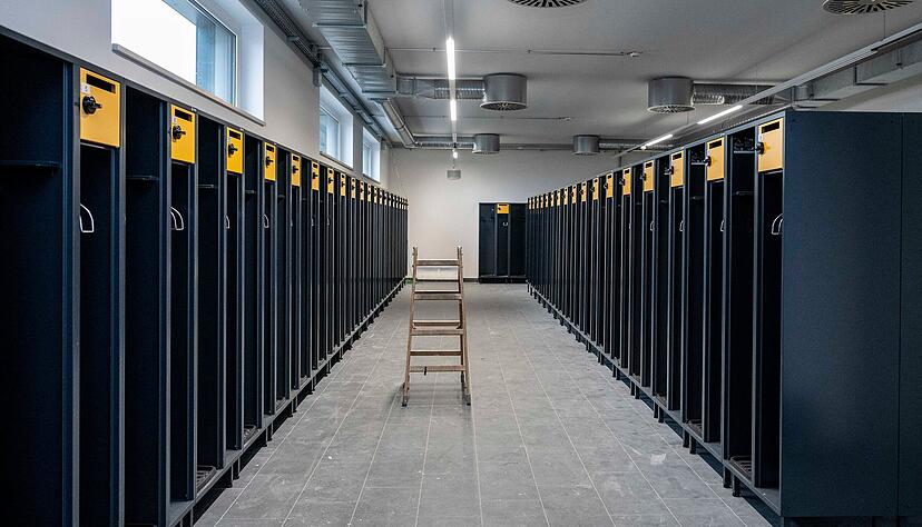 Die Spinde sind nicht feuerwehrrot, sondern anthrazit. 80 St&uuml;ck sind in der M&auml;nnerumkleide aufgebaut, bei den Frauen sind es 20. Einsatzkleidung wird von der Privatkleidung getrennt.